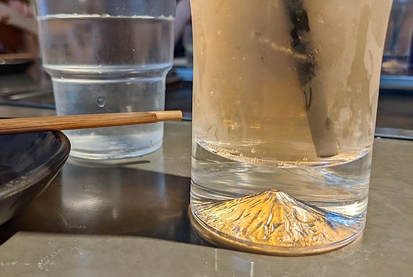 21. В этом японском ресторане на дне бокалов есть крошечная гора Фудзи