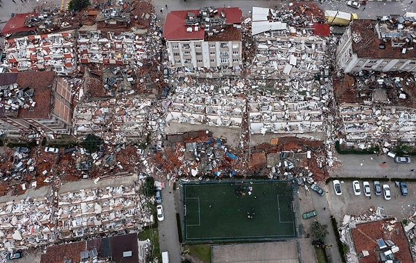 Ekipler enkazlara yetişmekte büyük zorluk çekerken, saat 13.51 itibarıyla can kaybı 8 bin 574.