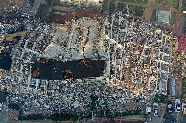 6 Şubat Pazartesi günü meydana gelen 7.7 ve 7.6 büyüklüğündeki iki deprem başta merkez üssü Kahramanmaraş olmak üzere birçok şehire ağır hasar verdi.