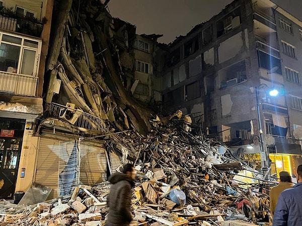 Depremin en çok zarar verdiği illerimizden biri Kahramanmaraş. Merkez üssü de olması sebebiyle pek çok bina artık kullanılamaz durumda.