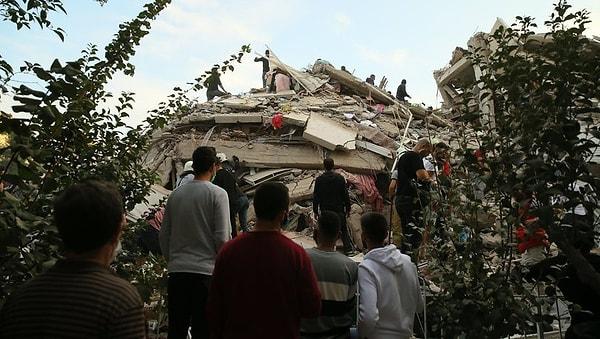 Depremden etkilenen vatandaşlar cam, yurt, çadır gibi çeşitli yerlerde kalmaya başladılar.