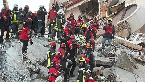 08.35 Gaziantep'te Batıkent Mahallesi'ndeki Ayşe-Polat Sitesi'nde depremden 76 saat sonra 3 kişi sağ olarak kurtarıldı.