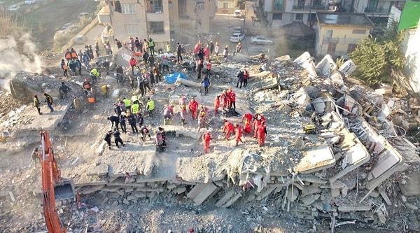 Merkez üstü Kahramanmaraş'ın Pazarcık ilçesi olan 7.7 büyüklüğünde depremin ardından arama kurtarma çalışmaları devam ediyor.