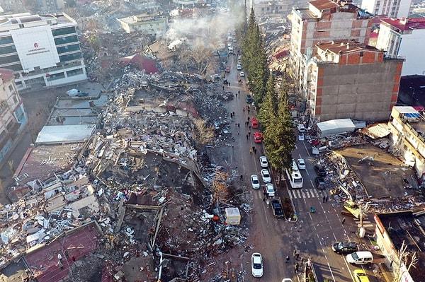 Türkiye'ye felaketi yaşatan depremin bugün 4. günündeyiz. Büyük bir umutla enkaz altından sağ olarak kurtarılacak vatandaşlarımızın haberlerini bekliyoruz.