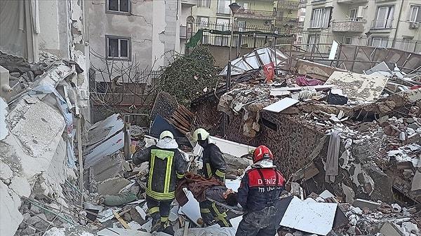 13.30 Cumhurbaşkanı Erdoğan, depremlerde yaşamını yitirenlerin sayısının 14 bin 14, yaralı sayısının  63 bin 794 olduğunu açıkladı. Yıkılan bina sayısı ise 6 bin 444 olarak bildirildi.