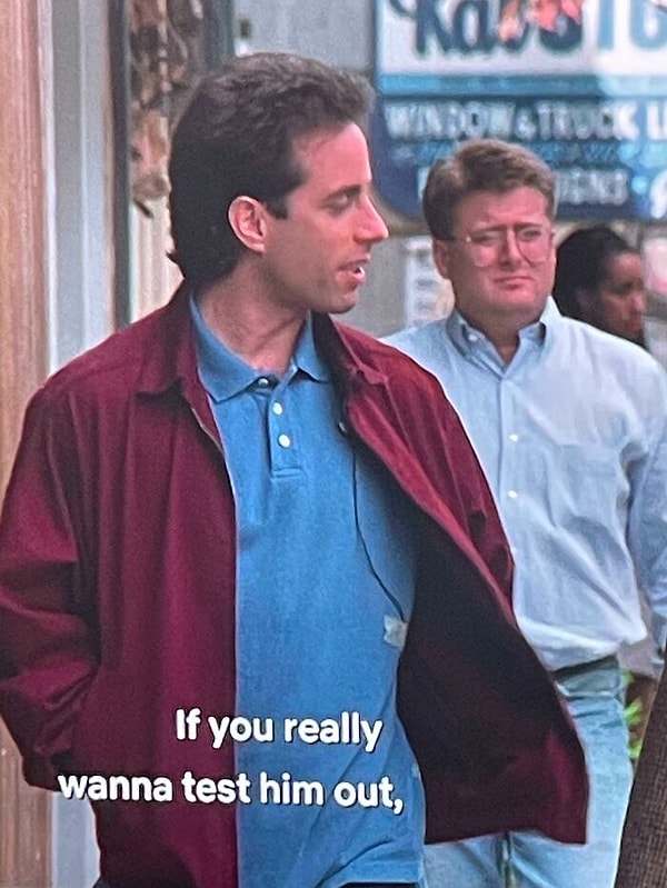 В Сайнфелд (Сезон 8 Эпизод 2) можно разглядеть микрофон Джерри, когда он поднимает свою куртку