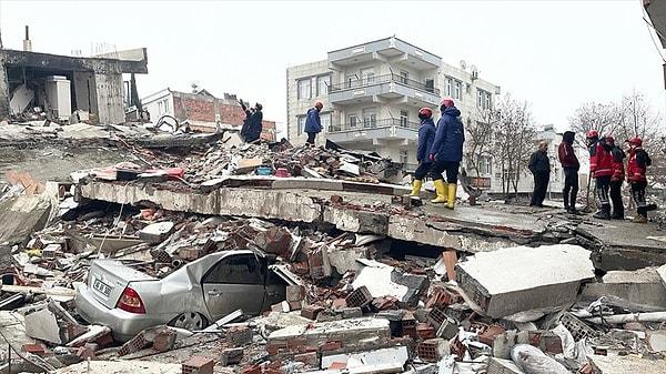 21.16 AFAD, deprem bölgesinde toplam 120 bin 344 personel çalıştığını açıkladı. Yabancı ülkelerden gelen personel sayısı ise 6 bin 479.