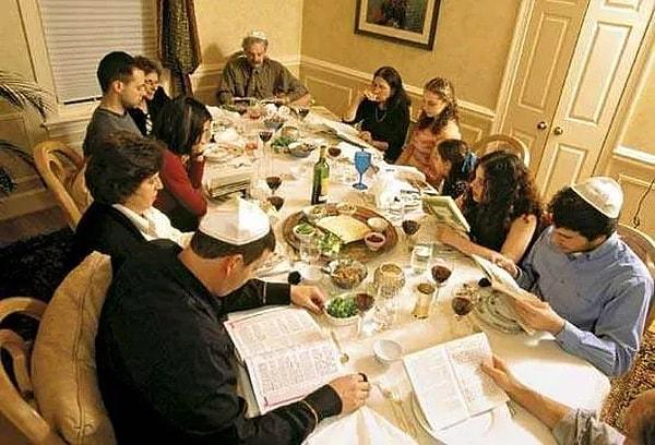 Şabat Günü, Yahudilik inancına göre dinlenme ve ibadet etme günü olarak kabul ediliyor.