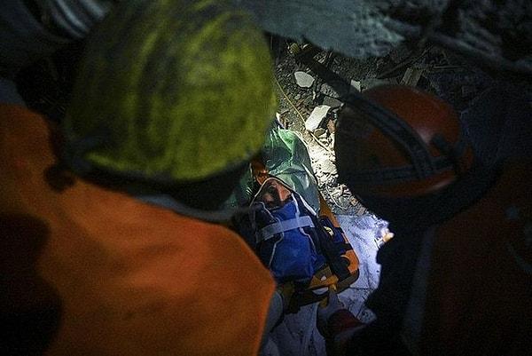 Zonguldak madencileri, 90 saat sonra enkaz altından kurtardıkları Gülsüm ile gecenin kahramanı oldular.