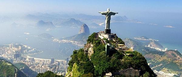 6. Brezilya'da bulunan Kurtarıcı İsa heykeli hangi şehirde yer almaktadır?