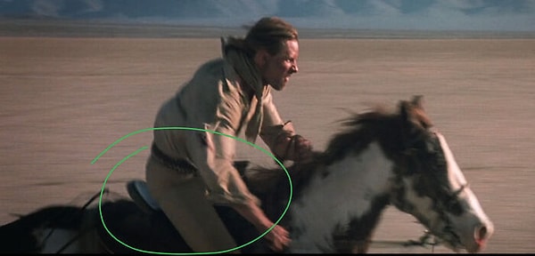 В фильме "Идальго" (2004), во время финального отрезка гонки, Фрэнк скачетна своей лошади без седла, пока не появляется короткий Кадр, где он внезапно снова оказывается в седле