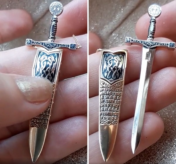 39. У этого кулончика есть кнопка, нажав которую, вы вытащите крохотный меч