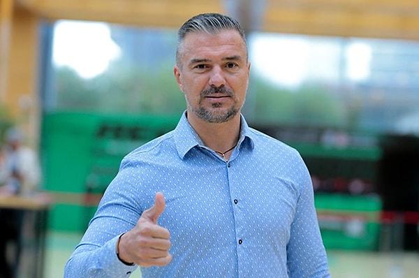 Beşiktaş Kulübü Asbaşkanı Emre Kocadağ, eski futbolcuları Daniel Pancu'nun eldivenlerini satın aldı.