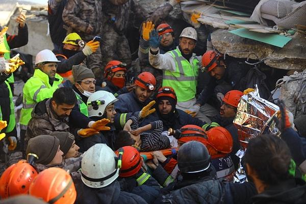 Antalya Büyükşehir Belediyesi İtfaiye Daire Başkanlığı ekipleri, Kahramanmaraş merkezli, 10 ili etkileyen 7,7 ve 7,6 büyüklüğündeki depremlerin ardından bölgedeki çalışmalarını sürdürüyor.