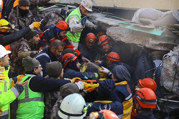 Ekiplerin, yaklaşık 3 saat süren çalışmanın ardından anne ve üç çocuğu, depremin 108'nci saatinde enkazdan çıkarıldı.