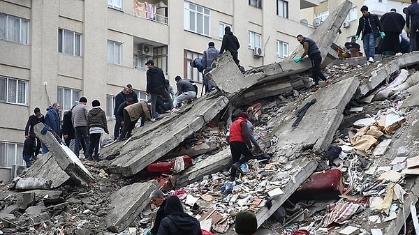 Yeni apartman bloklarından bazılarının toz haline gelmesi, deprem güvenlik standartlarıyla ilgili soruları gündeme getirdi.