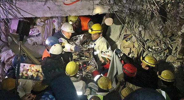 03.40 Adıyaman'da çöken 8 katlı binada göçük altında kalan Özlem Yılmaz, depremden 117 saat sonra sağ olarak kurtarıldı.