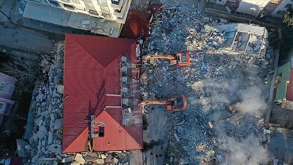 10.20 Kahramanmaraş Cumhuriyet Başsavcılığı, kentte yıkılan binalarla ilgili soruşturma işlemlerine başlandığını bildirdi.