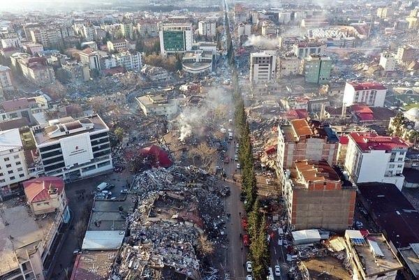 Geçtiğimiz günlerde Kahramanmaraş'ta sabahın erken saatlerinde 7.7 ve 7.6 olmak üzere iki büyük deprem meydana geldi. Bu depremler 10 ilde büyük yıkımlara yol açtı.