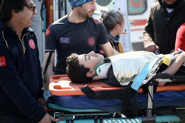 13.00 - Hatay'ın Antakya ilçesindeki binanın enkazında mahsur kalan 13 yaşındaki Arda Can Övün, depremin 128. saatinde yaralı kurtarıldı.