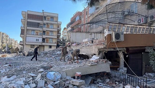 Depremin ciddi hasarlar verdiği Şanlıurfa'da ise binlerce bina yıkıldı. Kentin tarihi sembollerinden biri olan Balıkgöl suyunun rengi depremden dolayı değişti.