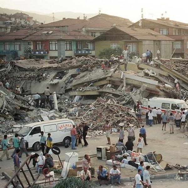Yaklaşık 16 milyon kişinin etkilendiği Gölcük/Marmara depreminin yankıları günümüzde hala sürerken, bilim insanları ve deprem uzmanları beklenen büyük İstanbul depremi için deyim yerindeyse bas bas bağırıyordu!
