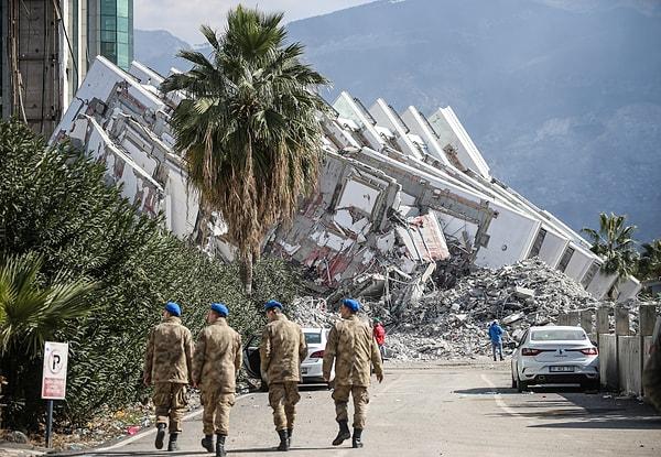 14.25 - Cumhurbaşkanı Erdoğan, depremlerde şu ana kadar 21 bin 43 kişinin hayatını kaybettiğini, 80 bin 97 kişinin yaralı olarak kurtarıldığını açıkladı.