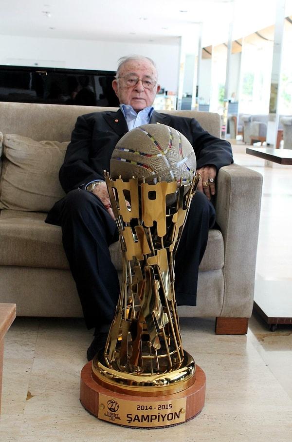 Yaşar için eski başkanı, onursal başkanı ve 60 yıldan uzun süredir en büyük destekçisi olduğu Karşıyaka Spor Kulübü'nde de tören düzenlenecek.