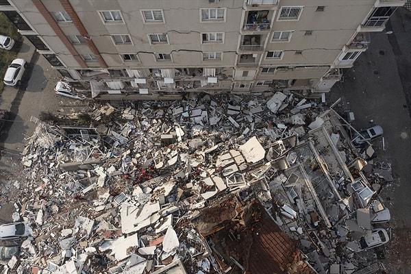 Merkez üssü Kahramanmaraş olan iki büyük deprem ve sayısız artçıdan sonra bölgede kalan vatandaşlar için tahliye çalışmaları devam ediyor.