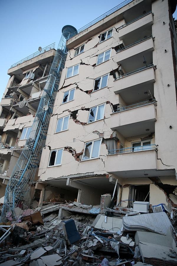 Dokuz Eylül Üniversitesi Deprem Araştırma ve Uygulama Merkezi Müdürü Prof. Dr. Hasan Sözbilir ise bölgede deprem araştırmasıyla ilgili çalışmaların devam ettiğini söyledi.