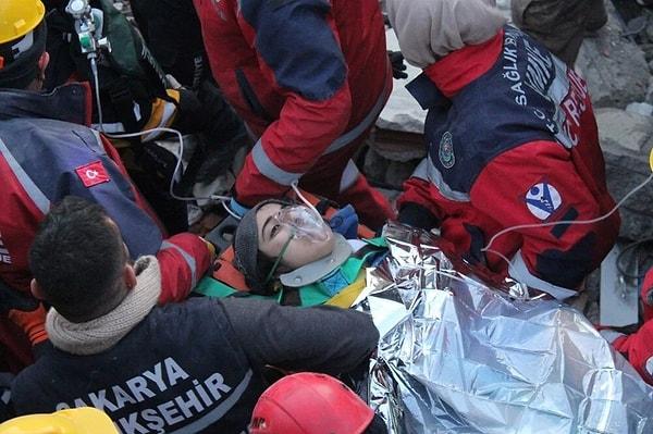 Depremin 134’üncü saatinde Kahramanmaraş'taki enkazlardan birinden kurtarılan 16 yaşındaki Hedil'in ilk sözü 'iyiyim' oldu.