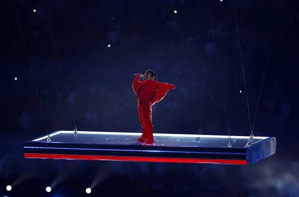 Начнем с того, что часть песни певица исполнила на гигантской платформе, подвешенной в воздухе, которая к тому же и шаталась