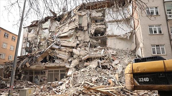 Evleri yıkıldı, belki de ağır hasarlı ve enkaz çalışmalarının ardından kontrollü bir şekilde yıkılacak.