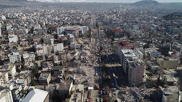 "Asrın Felaketi" olarak nitelenen 6 Şubat Kahramanmaraş merkezli depremler çok büyük bir bölgede çok yıkıcı etki gösterdi. Tarihin en büyük felaketleri içine girmeye aday bu afette can kaybı daha az olabilir miydi?