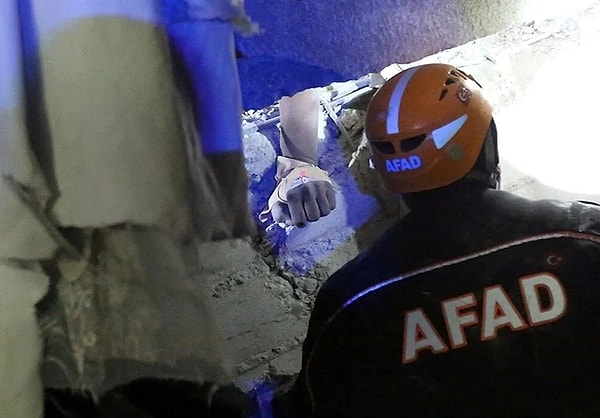 Depremin ardından 180 saatten fazla bir süre geçti. Enkaz altındakiler hala yaşama tutunmak için gayret ediyor. Bu denli uzun bir süre boyunca karanlık ve tozlu bir göçüğün altında kalanların psikolojisi bozuluyor elbette.