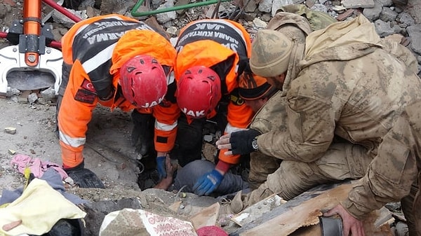 Saatlerdir enkaz altında kalanların mucize kurtuluşu elbette içimizde bir nebze de olsa umut yeşertiyor. Kurtarılan kişilerin bazılarında saptanan 'deliryum' rahatsızlığı merak konusu oldu.