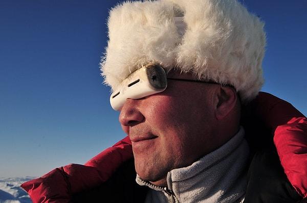 Güneş ışığından korunmak amacıyla yapılan bilinen ilk gözlük türü Eskimolar tarafından 2 bin yıl kadar önce icat edilmişti.