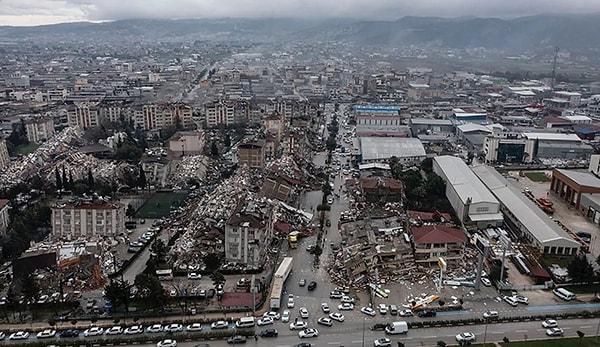 Şiddetli depremlerde en ağır hasar alan bölgelerden biri de Hatay'ın İskenderun ilçesi oldu. İskenderun'da yaşayan 63 yaşındaki Necip Çakmak, evinin hasar alması nedeniyle Kütahya'ya gitti.