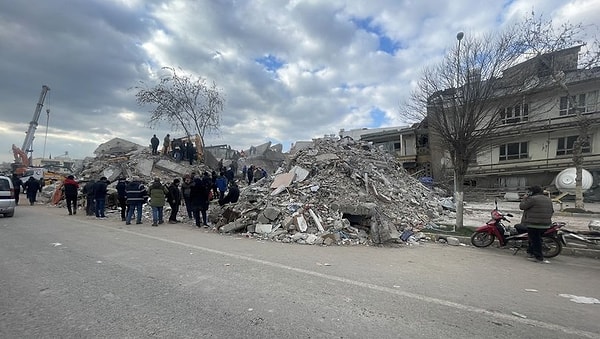 Jeoloji Mühendisleri Odası Başkanı Hüseyin Alan, "Elimizdeki verilere göre İstanbul'da 7 ve üzerinde bir deprem bekleniyor" diyerek korkulan haberi verdi.