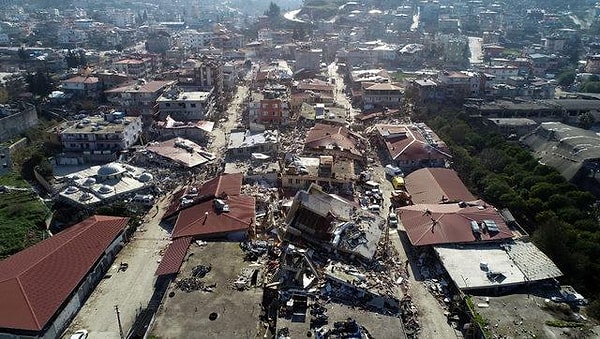 Akdoğan, Türkiye'de riskli yapı stokunu bilmiyoruz, açıklamasını yaptı ancak DEGÜDER Başkanı Sinan Türkkan 6 ila 7 milyon arası riskli konut bulunduğunu belirtmişti.