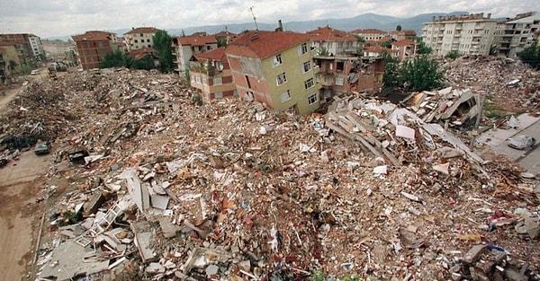 1999'daki Marmara depreminden sonra aynı bölgede yumuşak zemine birçok fabrika yapıldığını söyleyen Moriwaki, depremlerde oluşan hasar kadar zeminin de önemli olduğunu dikkat çekerek Türkiye'de bulunan 21 milyon binanın yarısından fazlasının problemli olduğunu söyledi.