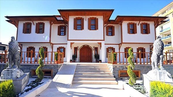 Halbuki Devlet Bahçeli Osmaniye Alibeyli Mahallesi İstasyon Caddesi'ndeki doğduğu evi 2020 yılında yenileterek adını