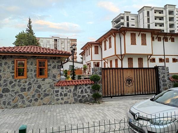 Devlet Bey Konağı, geleneksel Selçuklu-Osmanlı mimarisinin motiflerini yansıtıyor. Ancak iddialara göre Devlet Bahçeli bu eve hiç gitmedi ve evi kullanmıyor.