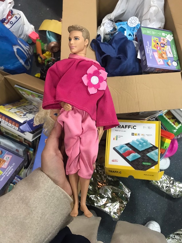 Depremzede �ocu�a G�nderilen Erkek Bebe�e Pembe K�yafet Giydirildi�i ��in ��pe Att�