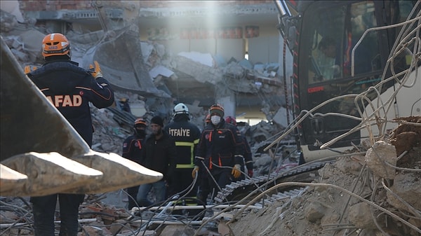 Arama kurtarma çalışmalarında teknolojiden yararlanılması da bu süreci hızlandırıyor. Termal ve yılan kameralar enkaz altındaki bir canlıyı tespit etmek için kullanılıyor.