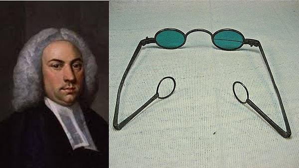 1700'lere gelindiğinde İngiliz bir gözlükçü, renkli gözlük camlarının bazı göz hastalıklarında işe yarayabileceğini düşündü.