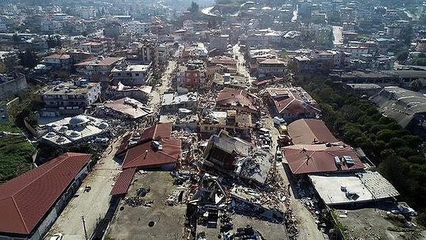 Yaşanan felaketle birlikte bilim insanları da depremle ilgili açıklamalarda bulunmaya devam ediyor.