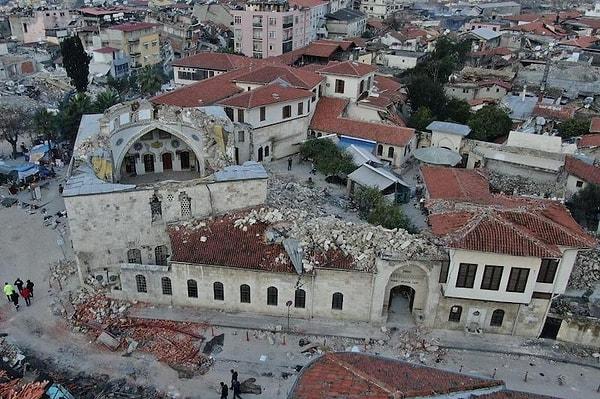 Kahramanmaraş merkezli iki deprem ülkemizdeki tarihi eserlere de büyük hasar verdi. Hatay Antakya’da, Türkiye sınırları içinde inşa edilmiş ilk cami olduğu kabul edilen 1400 yıllık Habib-i Neccar Camisi depremde yıkıldı.
