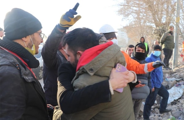 Depremden 205 saat sonra kurtulan Ayşegül Bayır, akrabalarını ve kurtarma ekiplerini sevindirdi. Ekipler kadını alkışlarken, akrabaları da sevinç gözyaşları döktü.