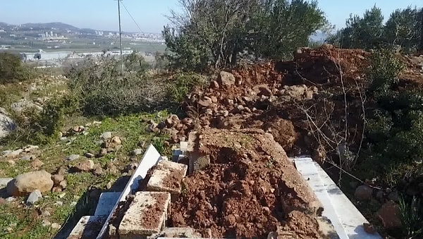 “Yarıklar biraz daha açıktı, yağmur yağıyordu, zamanla artçı depremler olunca kapanmaya başladı.”